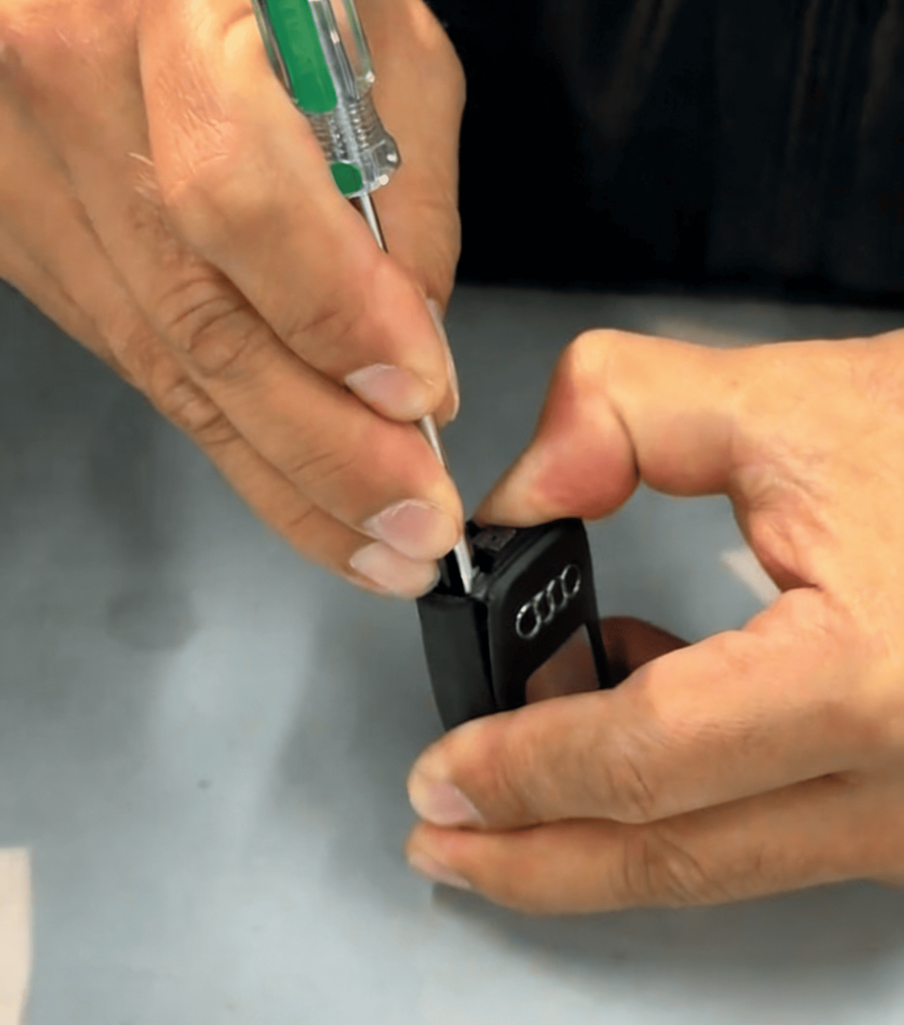 Disassemble & Describe Audi A3 MQB49 5D Smart Key Guide 6