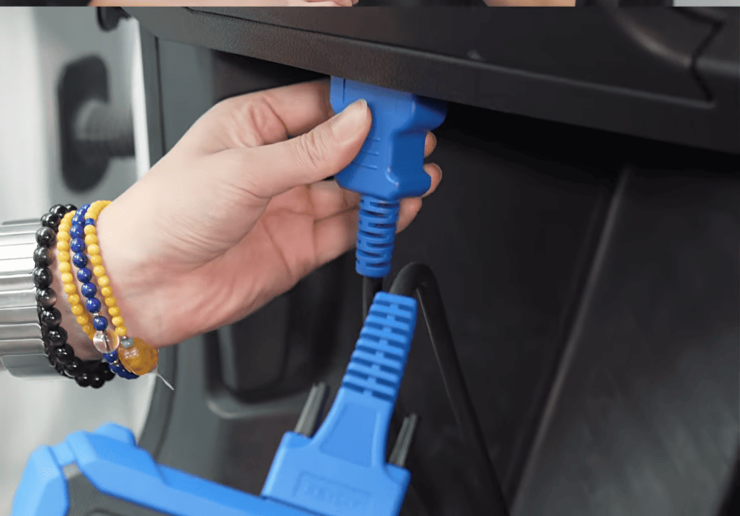KEY TOOL PLUS and KD X4 in Second Hand All Keys Lost Jobs 2